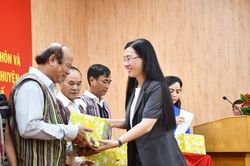 Bí thư Tỉnh ủy Quảng Ngãi đối thoại với trưởng thôn, người có uy tín ở bào dân tộc thiểu số