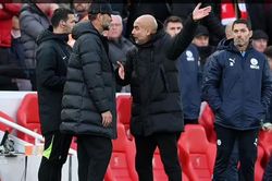 Klopp nói gì sau tuyên bố 'Man City có tiền làm gì cũng được'?