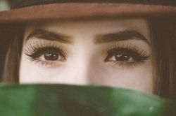 Đeo mi giả đến trường, nữ sinh sốc vì cô giáo làm điều này