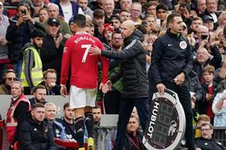 Ronaldo phản ứng dỗi hờn, Ten Hag nói thẳng