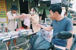 Liên đoàn Lao động thành phố hỗ trợ sách giáo khoa cho học sinh