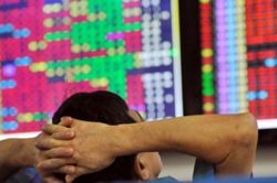 VN-Index giảm gần 4 điểm, thanh khoản thấp nhất trong gần 2 tháng