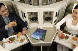 Khách mua vé phổ thông Vietnam Airlines, được nâng hạng thương gia miễn phí