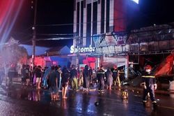 Điều tra nguyên nhân cửa hàng kinh doanh ngũ kim nằm cạnh ngân hàng bốc cháy trong đêm
