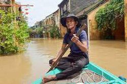 Kiếm tiền triệu mỗi ngày nhờ chở khách tham quan phố cổ mùa ngập lụt