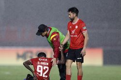 Lee Nguyễn an ủi đồng đội sau trận thua sốc