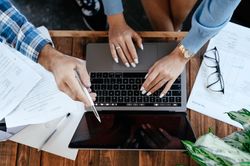Công ty giữ chân nhân sự bằng phí đào tạo