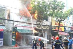 Lửa bao trùm cửa hàng đồ thể thao ở Đà Nẵng