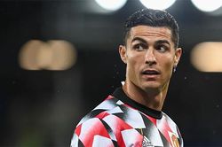 Ronaldo ra về sớm, bị CĐV mỉa mai đi mua hoa mừng 20/10