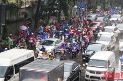 Hà Nội mưa rét, đường phố ùn tắc nghiêm trọng