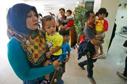 Indonesia dừng bán siro sau khi gần 100 trẻ em thiệt mạng