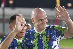 Chủ tịch FIFA bị 'tấn công' tại Indonesia