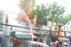 Cháy ngùn ngụt tại cửa hàng bán đồ thể thao, nhiều người hoảng loạn tháo chạy ra ngoài