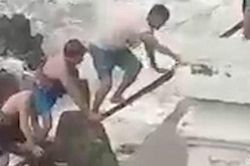 Mải chụp ảnh, một du khách bị sóng biển cuốn ra xa