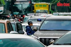 Giao thông Hà Nội ùn tắc nghiêm trọng trong mưa rét