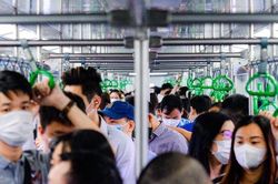 Người dân chen chân đi tàu điện Cát Linh - Hà Đông