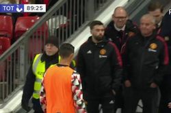 Ngồi dự bị, Ronaldo vẫn để lại điểm nhấn bằng hành động xấu xí