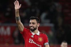 'Bruno Fernandes trông hạnh phúc hơn khi Ronaldo ngồi dự bị'