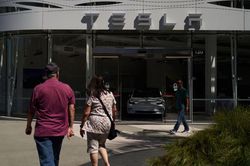 Tesla cắt giảm mục tiêu giao xe năm 2022