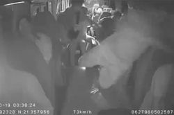 Không được xuống xe trên cao tốc để 'giải quyết nỗi buồn', hành khách đòi đánh luôn tài xế