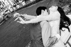 Bình An tiếp tục ghì chặt, hôn cổ Phương Nga trong loạt ảnh cưới bên mô tô
