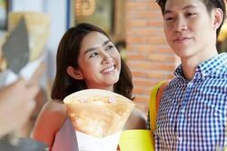 Từ nhà hàng xóm về, chồng đột ngột giao hết tài sản cho vợ giữ