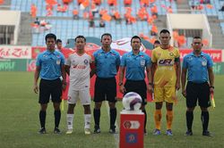 Trọng tài ngoại cầm còi V-League