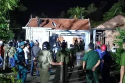 Dùng búa đánh hai ông cháu trọng thương rồi cố thủ trong nhà