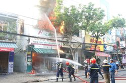 Lửa bao trùm cửa hàng bán đồ thể thao, nhiều người hoảng loạn tháo chạy