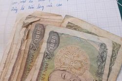 Cậu bé gom hết tiền lẻ 'bồi thường' cho mẹ nhân ngày 20/10 kèm thư tay xúc động
