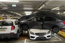 Nhầm chân ga với chân phanh, một phụ nữ lái xe gây ra tai nạn hy hữu và… lạ mắt ở Sydney