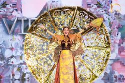 Thiên Ân mặc trang phục nặng 14kg trình diễn tại 'Miss Grand International'