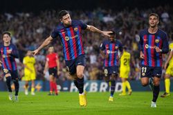 Barcelona 3-0 Villarreal: Lewandowski và Fati mang niềm vui trở lại Camp Nou