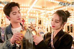 Địch Lệ Nhiệt Ba và Dương Dương bí mật hẹn hò: Loạt đồ đôi khó cãi!