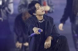 Fan không thể quên được hình ảnh quyến rũ của RM BTS
