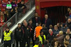 Ronaldo nhận loạt án phạt sốc, 'hết cửa' ra sân ở Man Utd
