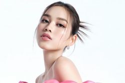 Hoa hậu Đỗ Thị Hà đẹp mong manh với đầm trễ vai