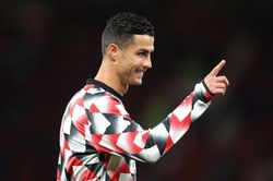 Xuất hiện nhân vật đầu tiên 'bênh' Ronaldo, chỉ trích Ten Hag thẳng mặt