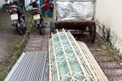 Đột nhập vào nhà trộm đồ nhưng không có tài sản giá trị, tên trộm tháo luôn cửa nhà đem bán phế liệu