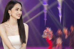 Lâu lâu đi hát trở lại, Hương Giang gây bất ngờ khi được khán giả ồ ạt lên tặng hoa, tay cầm không hết