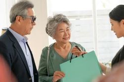 Biếu mẹ đẻ ít tiền, hôm sau bà đưa lại luôn cho con dâu