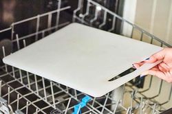 3 cách giúp bạn loại bỏ vết bẩn trên thớt nhựa