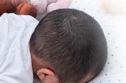 Liên tục 2 trẻ dưới 6 tháng tuổi đột tử khi ngủ: Làm gì để giấc ngủ của trẻ êm ấm, an toàn?