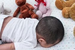 Liên tiếp 2 bé tử vong đột ngột khi ngủ tại Hà Nội, chuyên gia cảnh báo những nguy hiểm rình rập trẻ khi ngủ, cha mẹ cần cảnh giác!