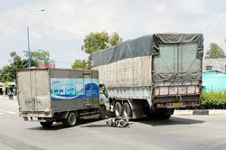 Xe tải vượt đèn đỏ gây tai nạn liên hoàn, một phụ nữ mang thai tử vong