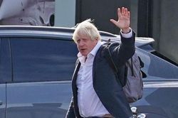 Clip ông Boris Johnson đáp máy bay về Anh sau khi bà Liz Truss từ chức