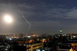 Syria tuyên bố bắn rụng hầu hết tên lửa Israel nhắm vào gần thủ đô
