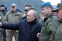 Tổng thống Nga Putin 'khoe tài' với súng bắn tỉa thiện xạ