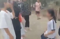 Nữ sinh bị đánh hội đồng, bắt quỳ và hứa không kể với ai