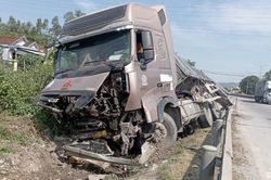 Xe đầu kéo lật nhào bên Quốc lộ 1A lúc rạng sáng